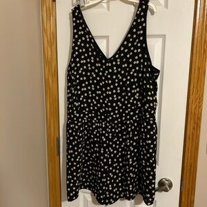 Black & white floral mini romper #floraldress. Zipper closer; forever 21 plus x1